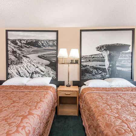 Super 8 By Wyndham Glendive Hotel Екстериор снимка