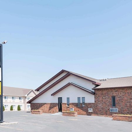 Super 8 By Wyndham Glendive Hotel Екстериор снимка