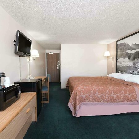 Super 8 By Wyndham Glendive Hotel Екстериор снимка