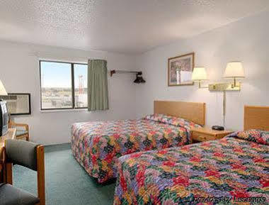 Super 8 By Wyndham Glendive Hotel Екстериор снимка