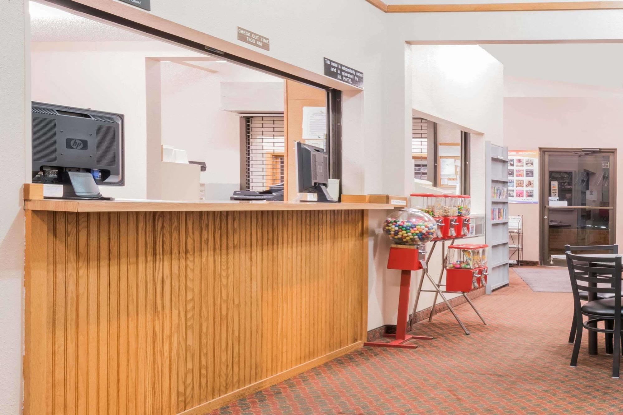 Super 8 By Wyndham Glendive Hotel Екстериор снимка