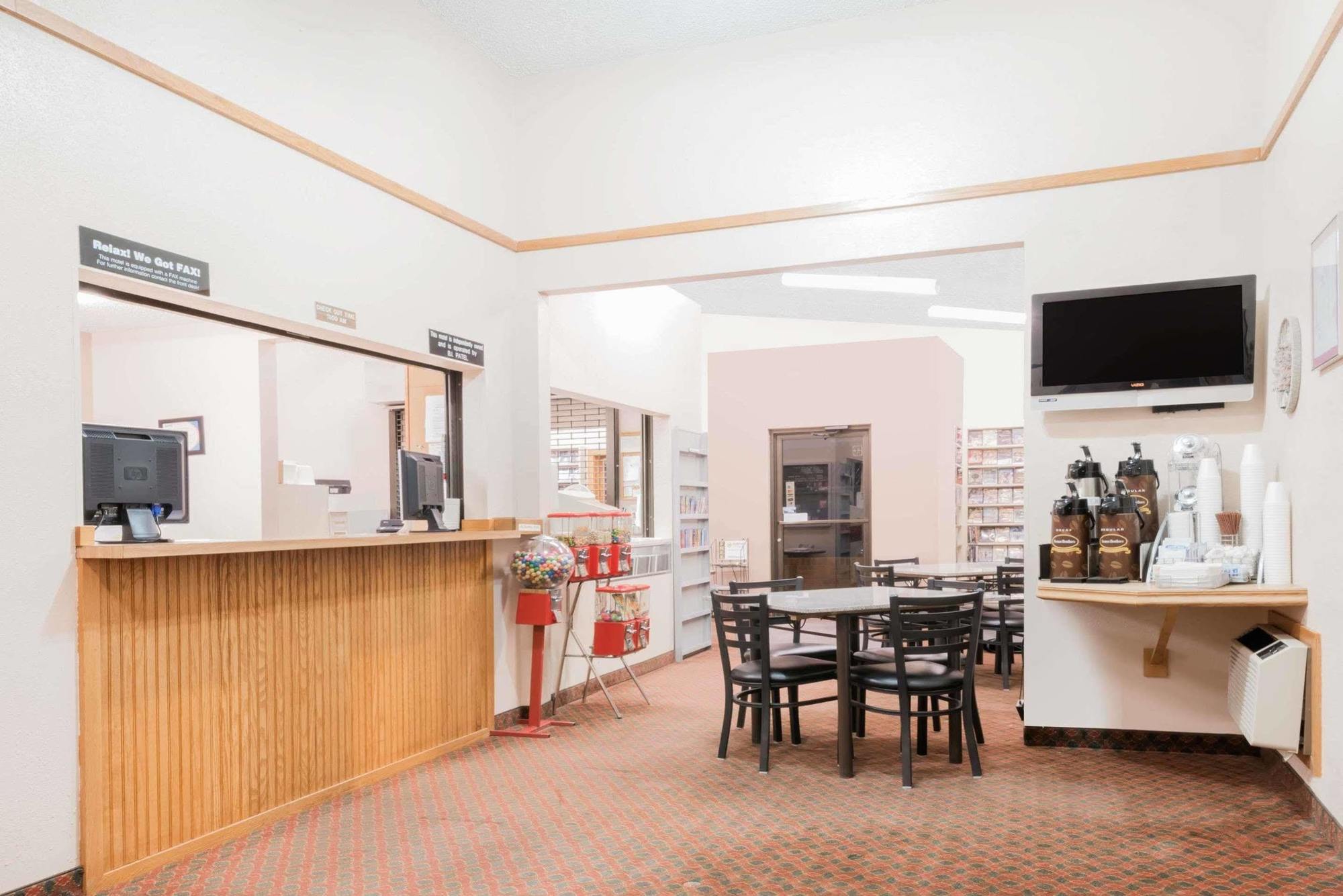Super 8 By Wyndham Glendive Hotel Екстериор снимка