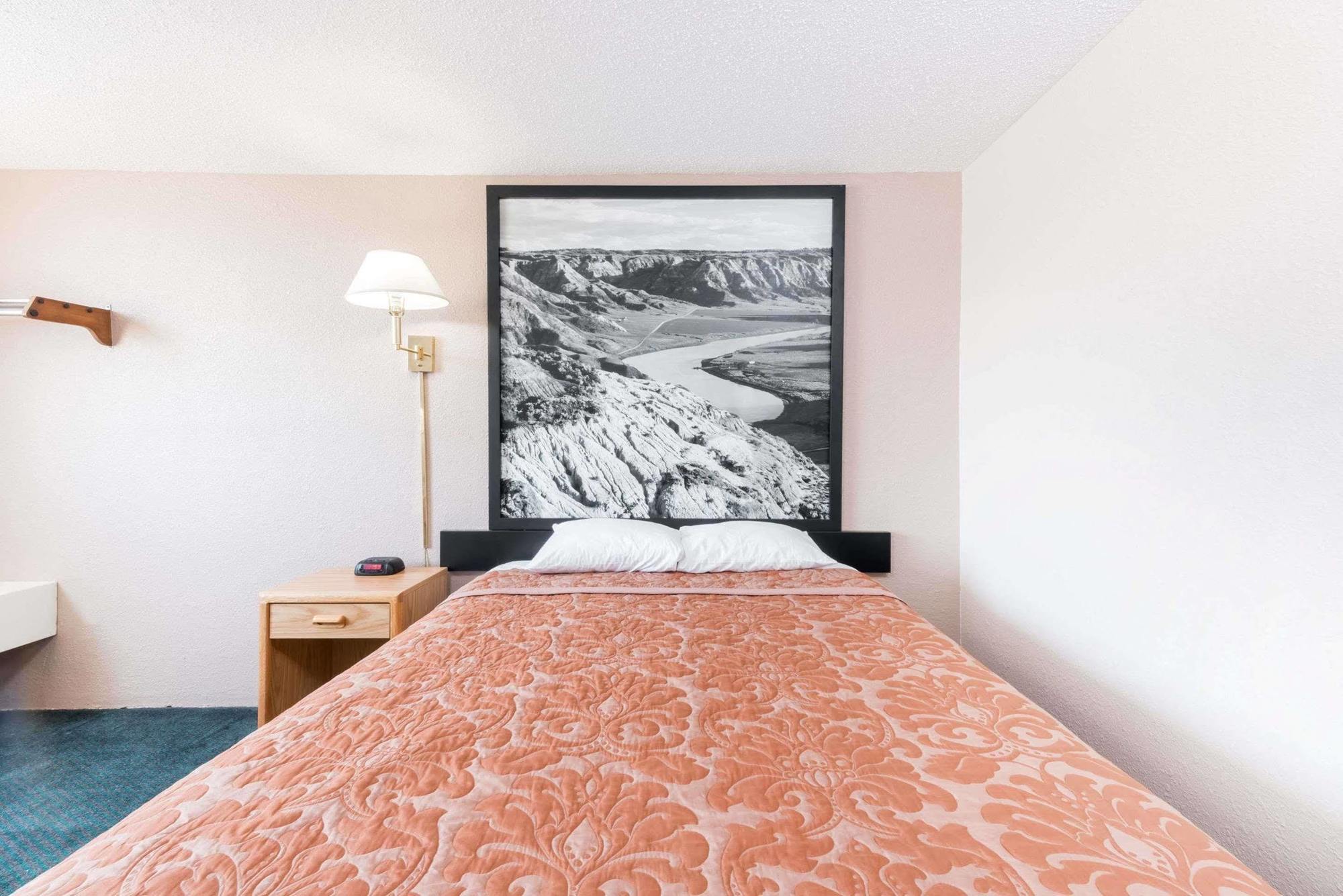 Super 8 By Wyndham Glendive Hotel Екстериор снимка